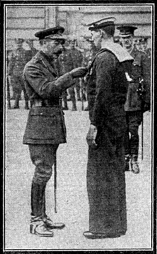 Seaman William Williams receives his VC from the King at Buckingham Palace (Daily Mirror, 23/7/1917)